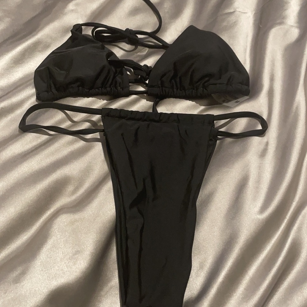 Bikini - Picture 2 of 4